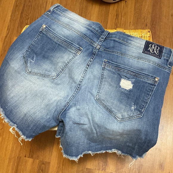Rock & Republic Jean Short 16 - Picture 5 of 9
